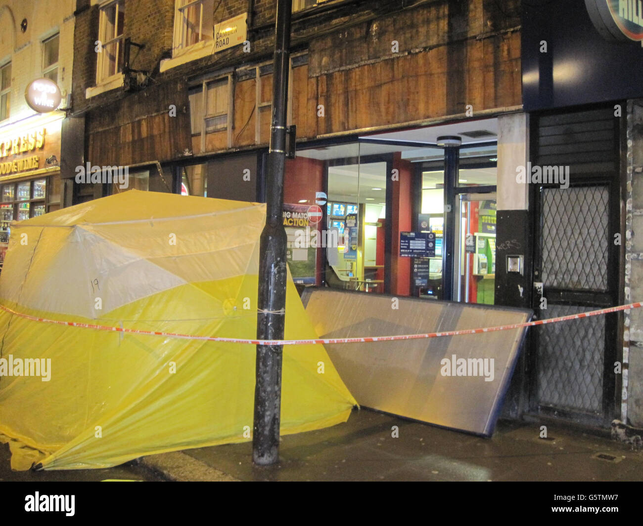 Mann durch Ladenschild getötet. Die Szene vor der Camden Road William Hill Wettbörse, nachdem ein Mann durch ein fallendes Schild getötet wurde. Stockfoto