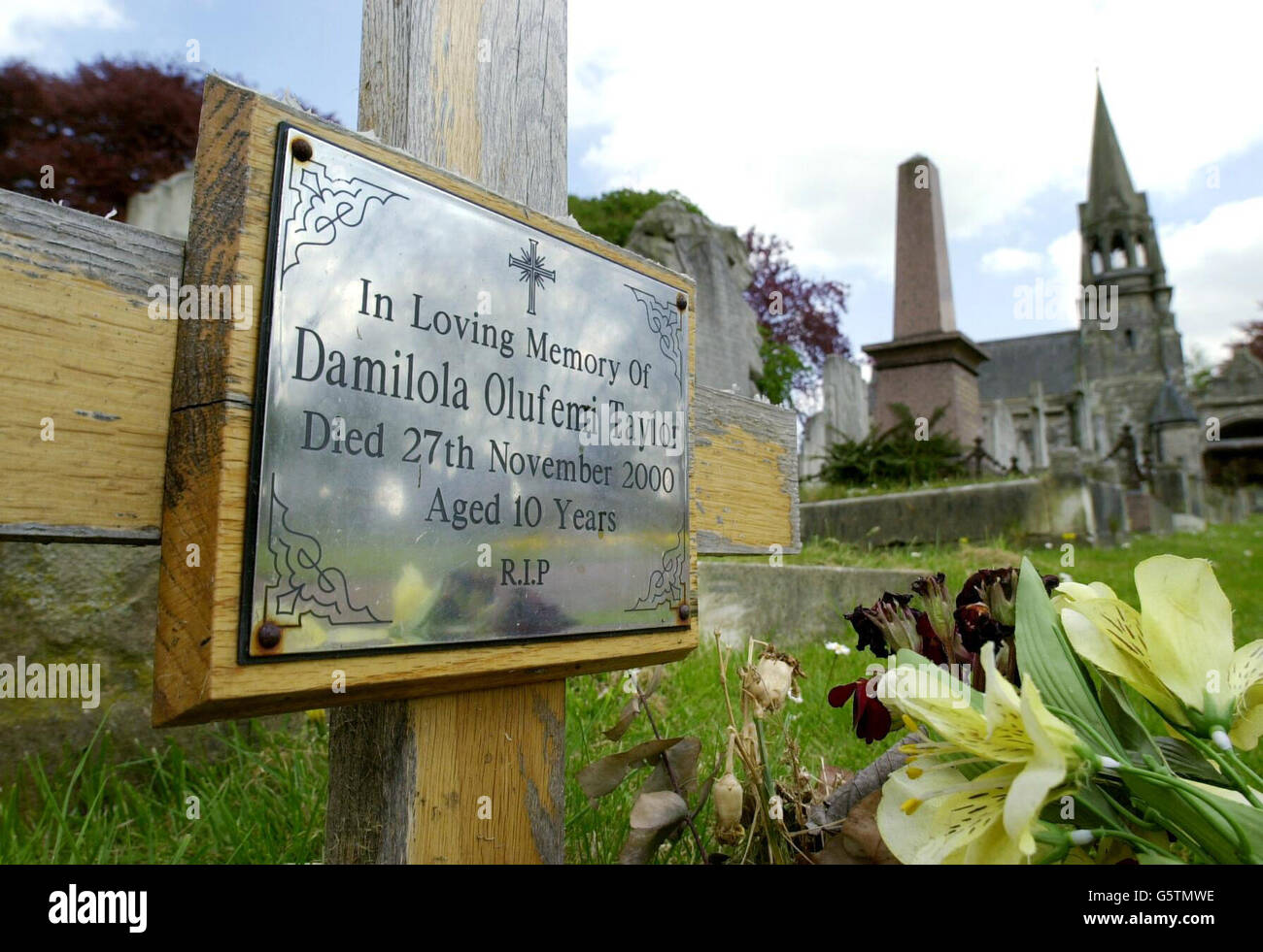 Die Szene am Grab des 10-jährigen Damilola Taylor in Plumstead, Süd-London. Zwei 16-jährige Brüder wurden heute von der Ermordung von Damilola freigesprochen. Stockfoto