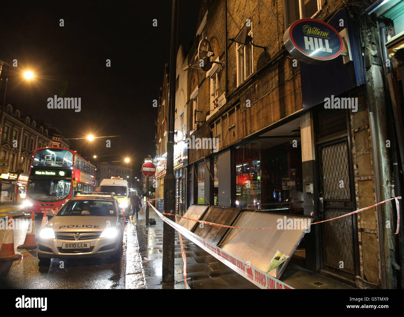 Mann durch Ladenschild getötet. Die Szene vor der Camden Road William Hill Wettbörse, nachdem ein Mann durch ein fallendes Schild getötet wurde. Stockfoto