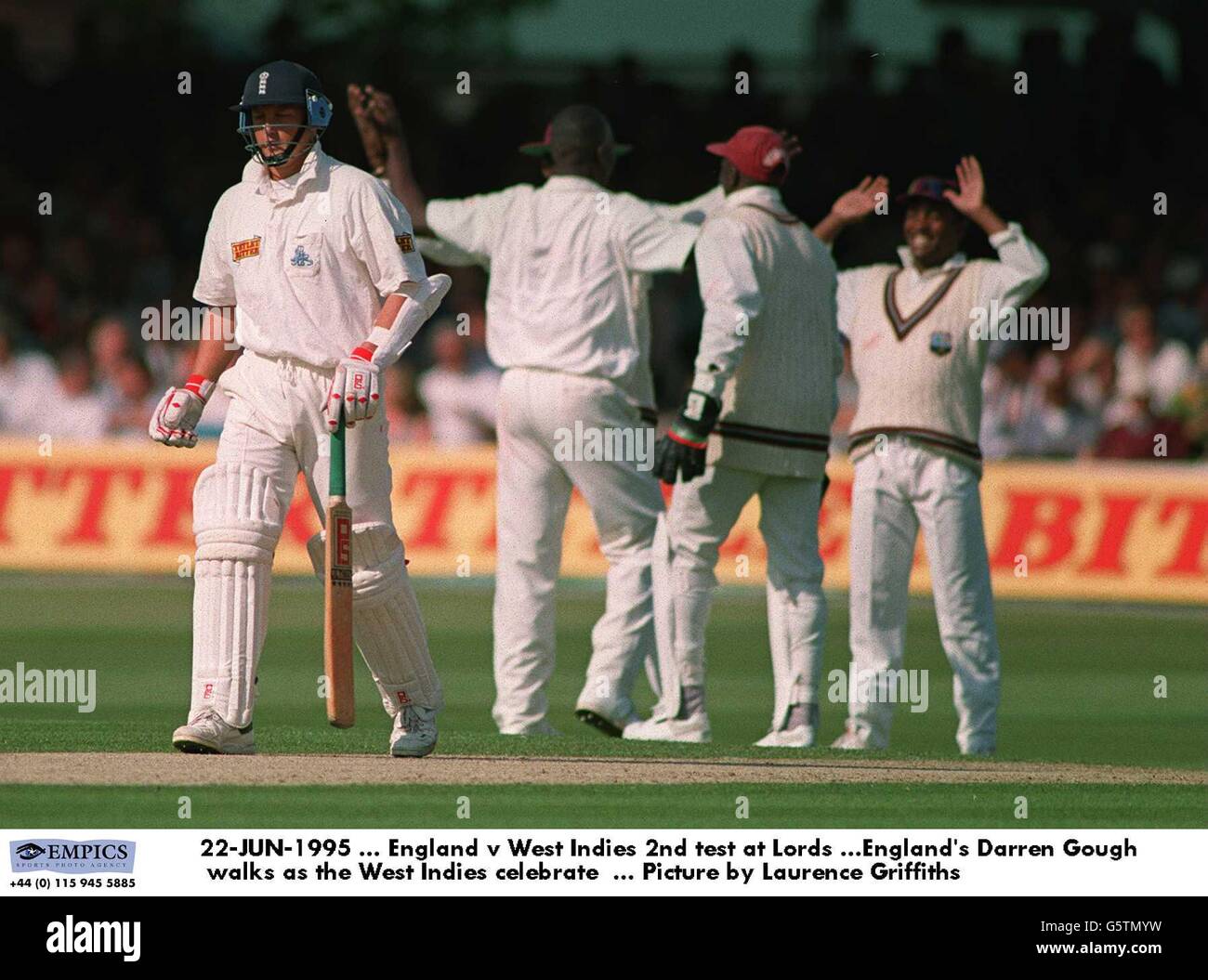 22-JUN-1995 ... England gegen Westindien 2. Test bei Lords ...Englands Darren Gough spaziert, während die Westindien feiern ... Bild von Laurence Griffiths Stockfoto