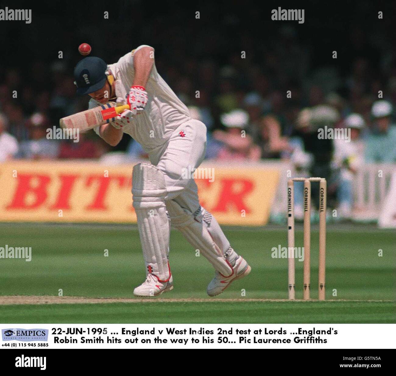 22-JUN-1995 ... England gegen West Indies 2. Test bei Lords ...Englands Robin Smith schlägt auf dem Weg zu seinem 50 Stockfoto