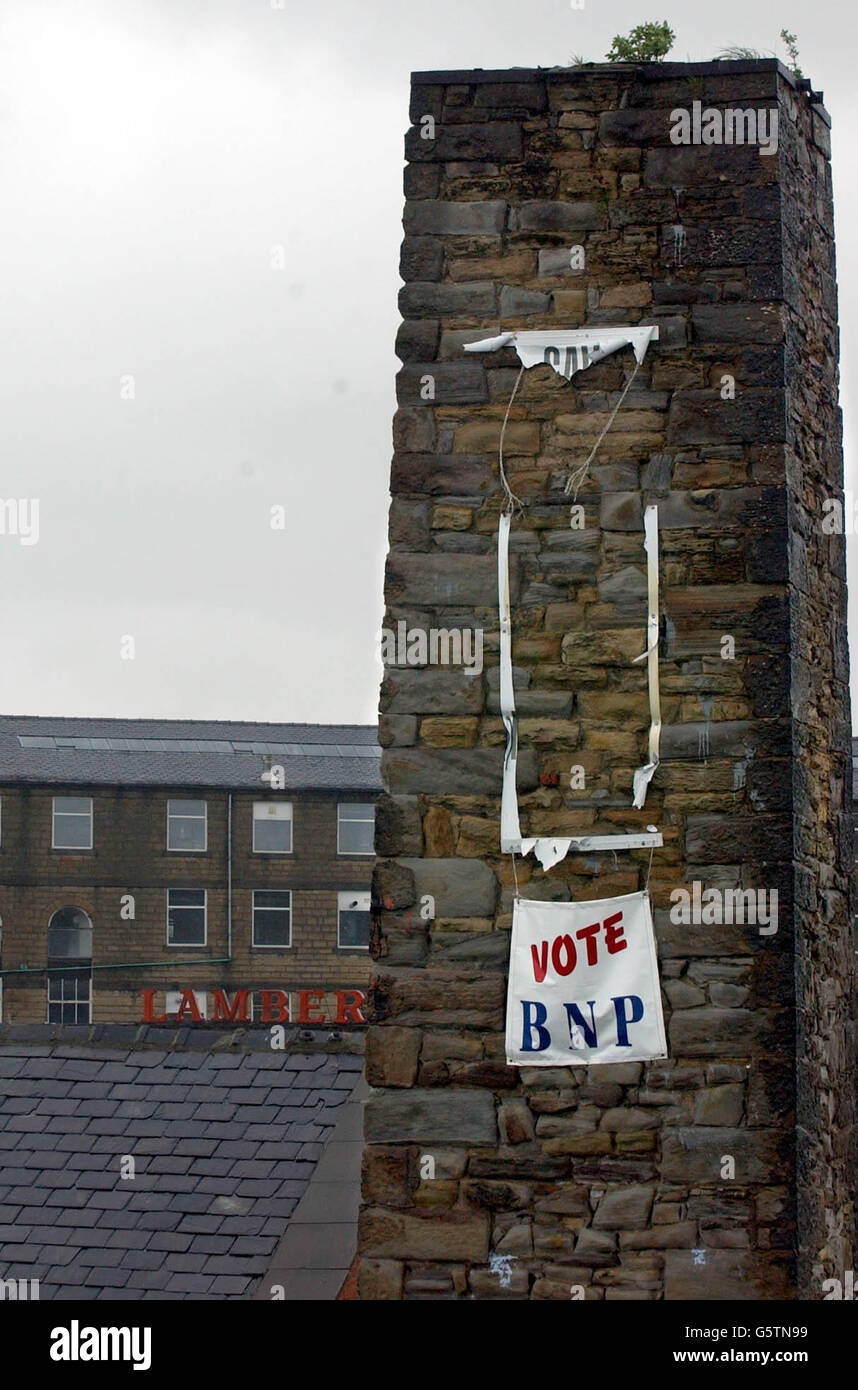 Ein Transparent, das hoch oben auf einem alten Mühlenkamin in der Nähe des Stadtzentrums von Burnley hängt, ermutigt die Wähler bei den Kommunalwahlen nächste Woche, für die britische Nationalpartei zu stimmen, die 13 Kandidaten in Bezirken um die Stadt aufstellen. Stockfoto