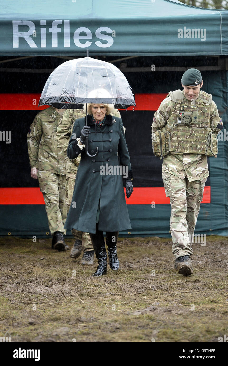 Die Herzogin von Cornwall trifft Soldaten des 4. Bataillons der R Company, der Gewehre, in der Kaserne in Wiltshire. Stockfoto