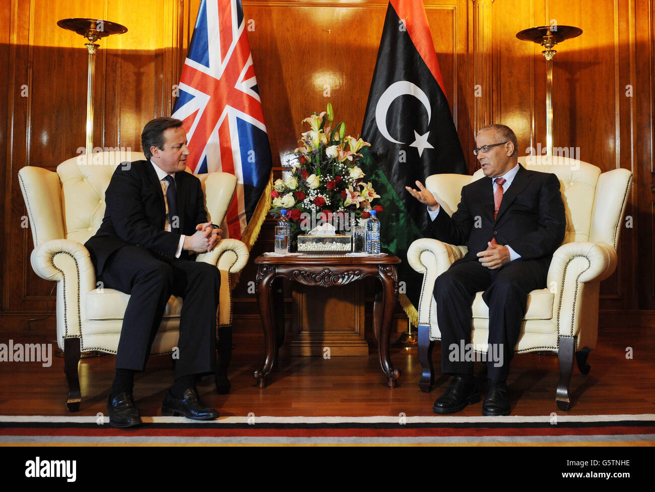 Premierminister David Cameron trifft den libyschen Premierminister Ali Zeidan während seines eintägigen Besuchs in Libyen. Stockfoto