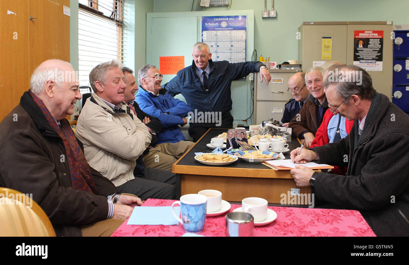 (Von links nach rechts) Servierender und ehemaliger Gardai von Kill Station, Kildare, Jarleth Semple, Kevin O'Neill, Phillip Farrell, Willie Connor, Gerry Goode, Pat Murphy, Mick Murphy, Brian Jacobs und Piter McGarry treffen sich am Tag, an dem der Bahnhof seine Pforten geschlossen hat, da die Schließung von 95 garda-Stationen durchgeführt wird, um den heutigen Polizeianforderungen gerecht zu werden. Und nicht wegen der Verschärfung der öffentlichen Geldbeutel, wurde behauptet. Stockfoto