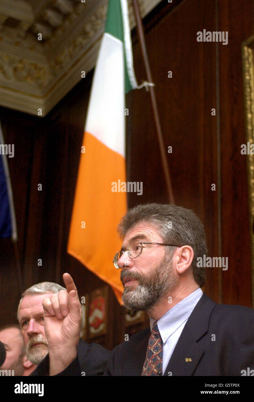 Sinn Fein-Präsident Gerry Adams (vorne) und Sinn Fein-Kandidat für Kerry North, Martin Ferris (links) bei einem Kandidatenstart in Dublin. * Adams beschuldigte heute die vier wichtigsten politischen Parteien der Irischen Republik, Wahlkampagnen durchzuführen, die für normale Wähler keine Relevanz hatten. Stockfoto