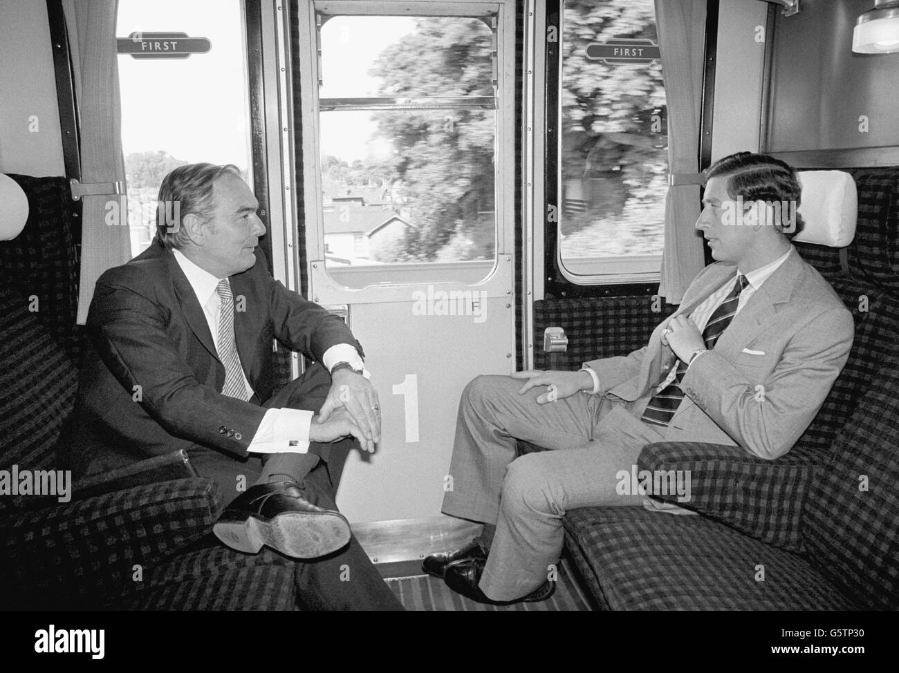 Der Prinz von Wales teilt sich ein erstklassiges Abteil mit Sir Peter Parker, dem Vorsitzenden der britischen Eisenbahn, auf einer Reise vom Bahnhof Victoria in London zum Flughafen Gatwick. Stockfoto