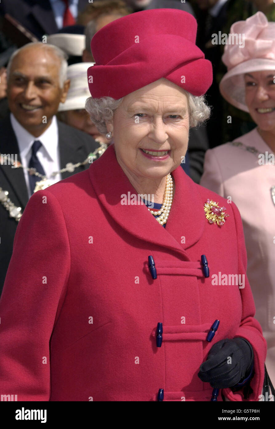 Königliche Hoheit - Königin Elizabeth II Golden Jubilee. Königin Elizabeth II. Verlässt die Truro Cathedral, nachdem sie in der kornischen Stadt zu Mittag gegessen hat. Stockfoto