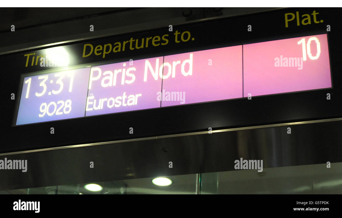 Passagiere steigen in einen Eurostar-Zug in Paris am Bahnhof Saint Pancras ein, London PRESS ASSOCIATION Photo. Bilddatum: Donnerstag, 31. Januar 2013. Bildnachweis sollte lauten: Anthony Devlin/PA Wire Stockfoto