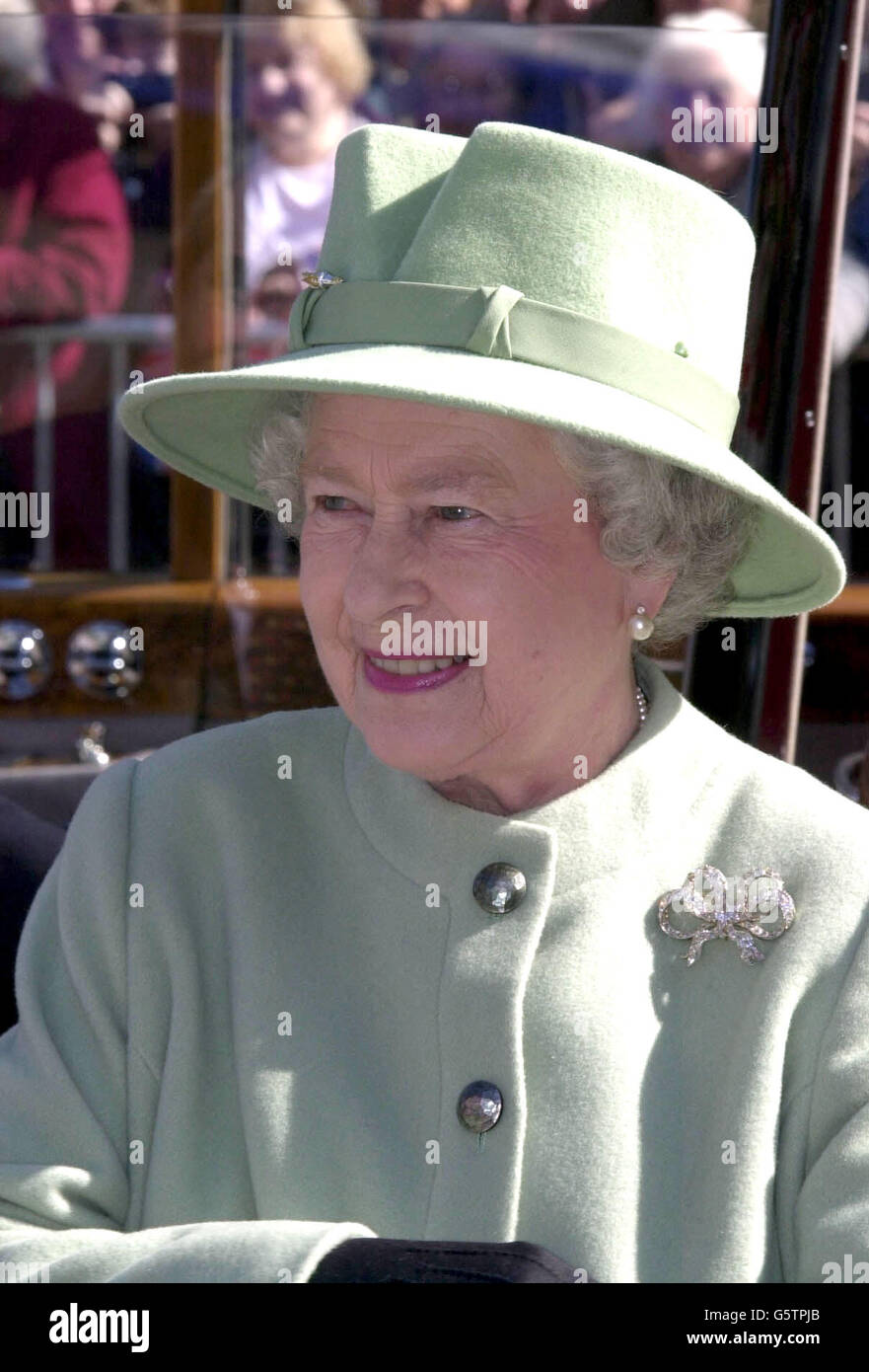 Die britische Königin Elizabeth II. Trifft sich am zweiten Tag einer 15-tägigen Tour in Taunton, Somerset, um ihr goldenes Jubiläum zu feiern. Die Königin traf heute Doreen Hardman, die Krankenschwester, die ihren Vater, König George VI, betreute, nachdem er 1951 von Lungenkrebs getroffen wurde. Stockfoto