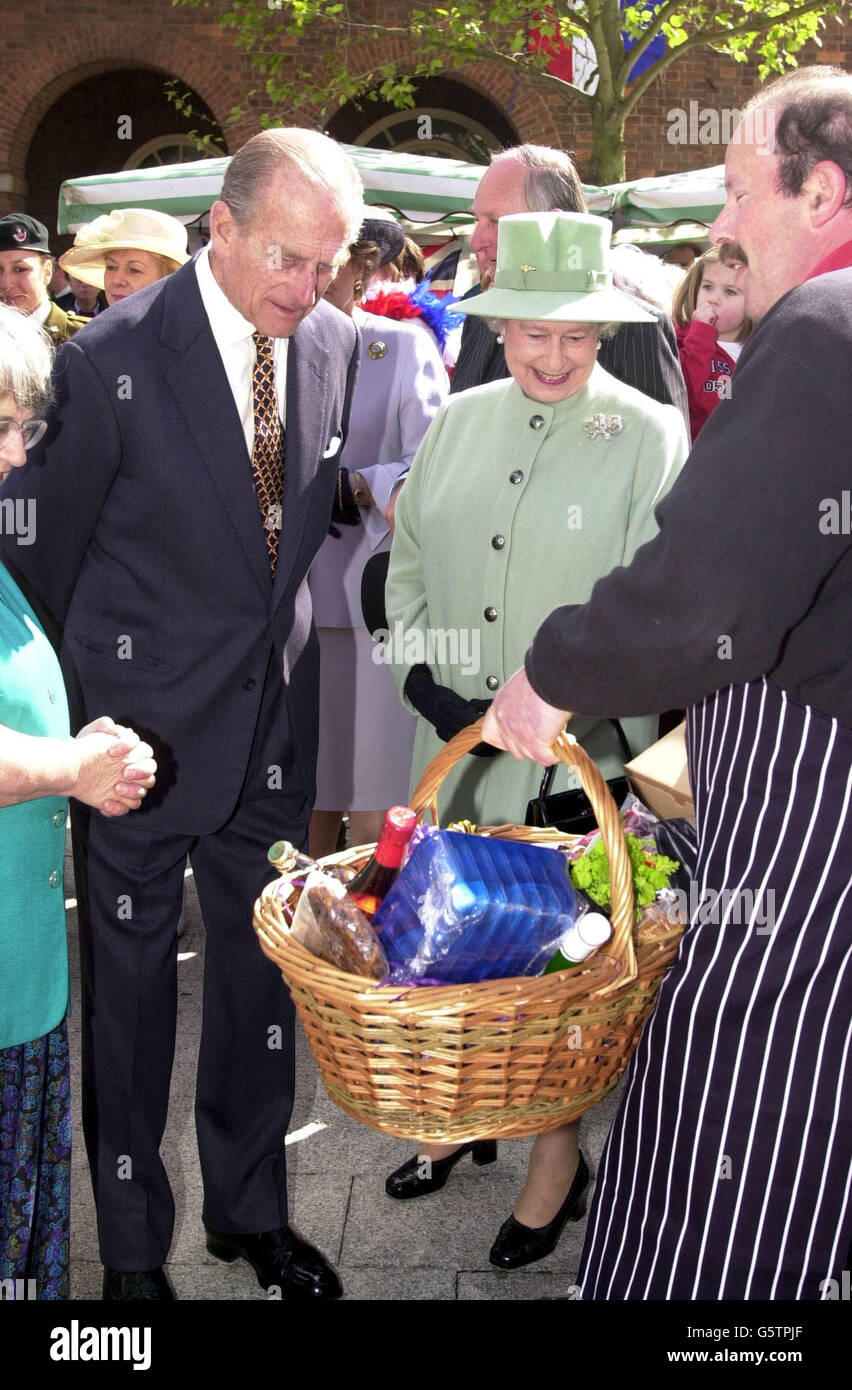 Die britische Königin Elizabeth II. Und der Herzog von Edinburgh treffen sich auf einem Bauernmarkt in Taunton, Somerset, am zweiten Tag einer 15-tägigen Tour, um ihr goldenes Jubiläum zu feiern. Die Königin traf heute Doreen Hardman, die Krankenschwester, die sich um ihren Vater, König George VI., kümmerte *... nachdem er 1951 von Lungenkrebs getroffen wurde. Stockfoto