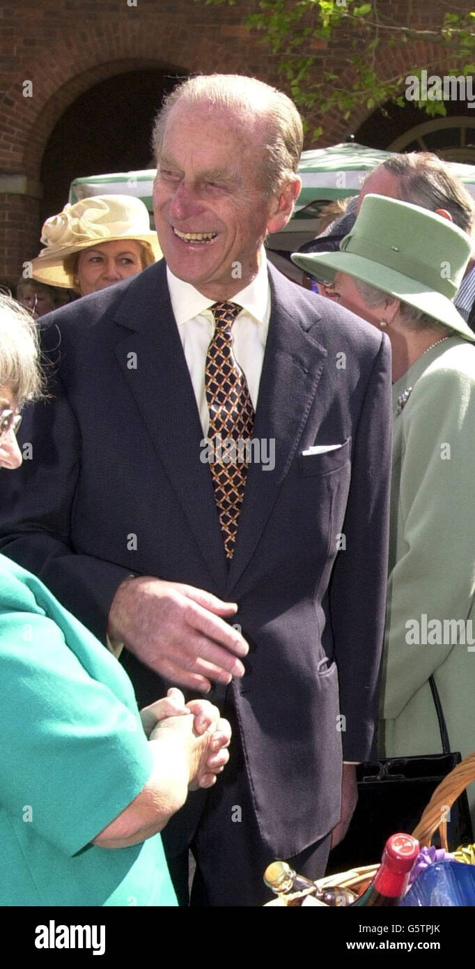 Der Herzog von Edinburgh trifft auf einem Bauernmarkt in Taunton, Somerset, am zweiten Tag einer 15-tägigen Tour, um ihr goldenes Jubiläum zu feiern. Die Königin traf heute Doreen Hardman, die Krankenschwester, die sich um ihren Vater, König George VI., kümmerte *... nachdem er 1951 von Lungenkrebs getroffen wurde. Stockfoto