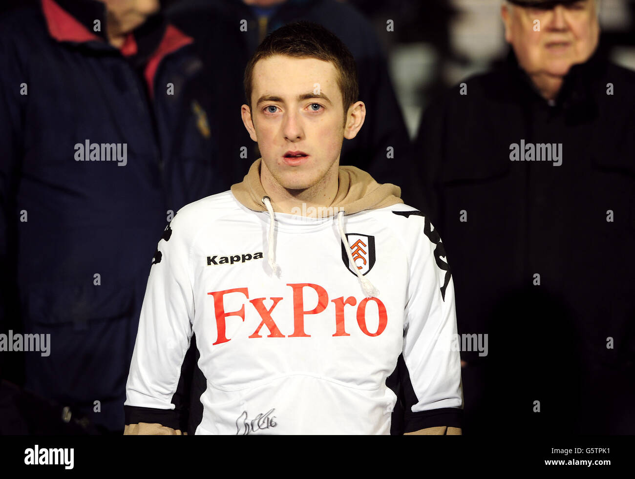 Fußball - Barclays Premier League - Fulham gegen West Ham United - Craven Cottage. Ein Fulham-Fan auf der Tribüne Stockfoto