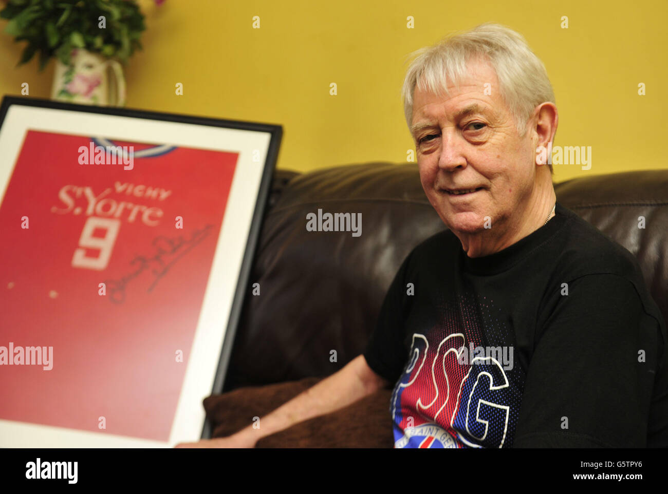 Fußball - Jantzen Derrick Feature - Bristol. Der ehemalige PSG- und Bristol-City-Spieler Jantzen Derrick posiert mit einem gerahmten Hemd in seinem Haus in Bristol. Stockfoto