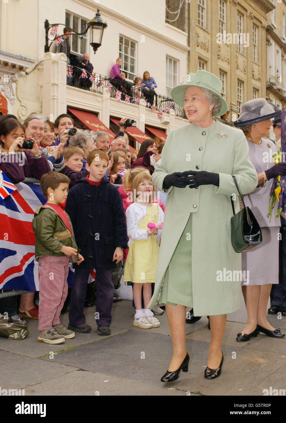 Die britische Königin Elizabeth II. Wird am zweiten Tag einer 15-tägigen Tour zur Feier ihres Goldenen Jubiläums in Bath, Avon, von Menschenmassen begrüßt. *die Königin traf heute Doreen Hardman, die Krankenschwester, die ihren Vater, König George VI., betreute, nachdem er 1951 von Lungenkrebs getroffen wurde. Stockfoto