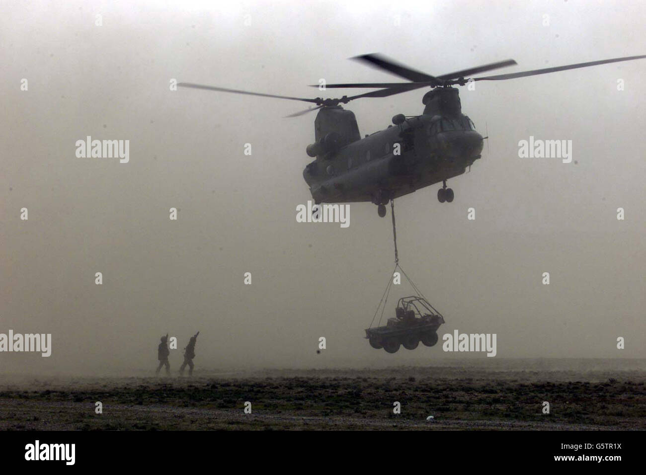 Britische Marineinfanteristen bringen Ausrüstung nach Camp Taylor die Forward Operating Base (FOB), da mehr als 1,000 Truppen die Operation Snipe in der südöstlichen Region Afghanistans beginnen. Stockfoto