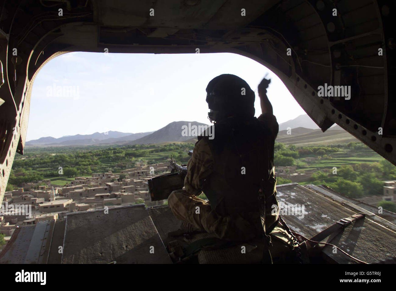 Ein britischer Hubschrauber bringt Vorräte nach Camp Taylor, der Forward Operation Base (FOB), da mehr als 1,000 Truppen die Operation Snipe in der südöstlichen Region Afghanistans beginnen. Stockfoto