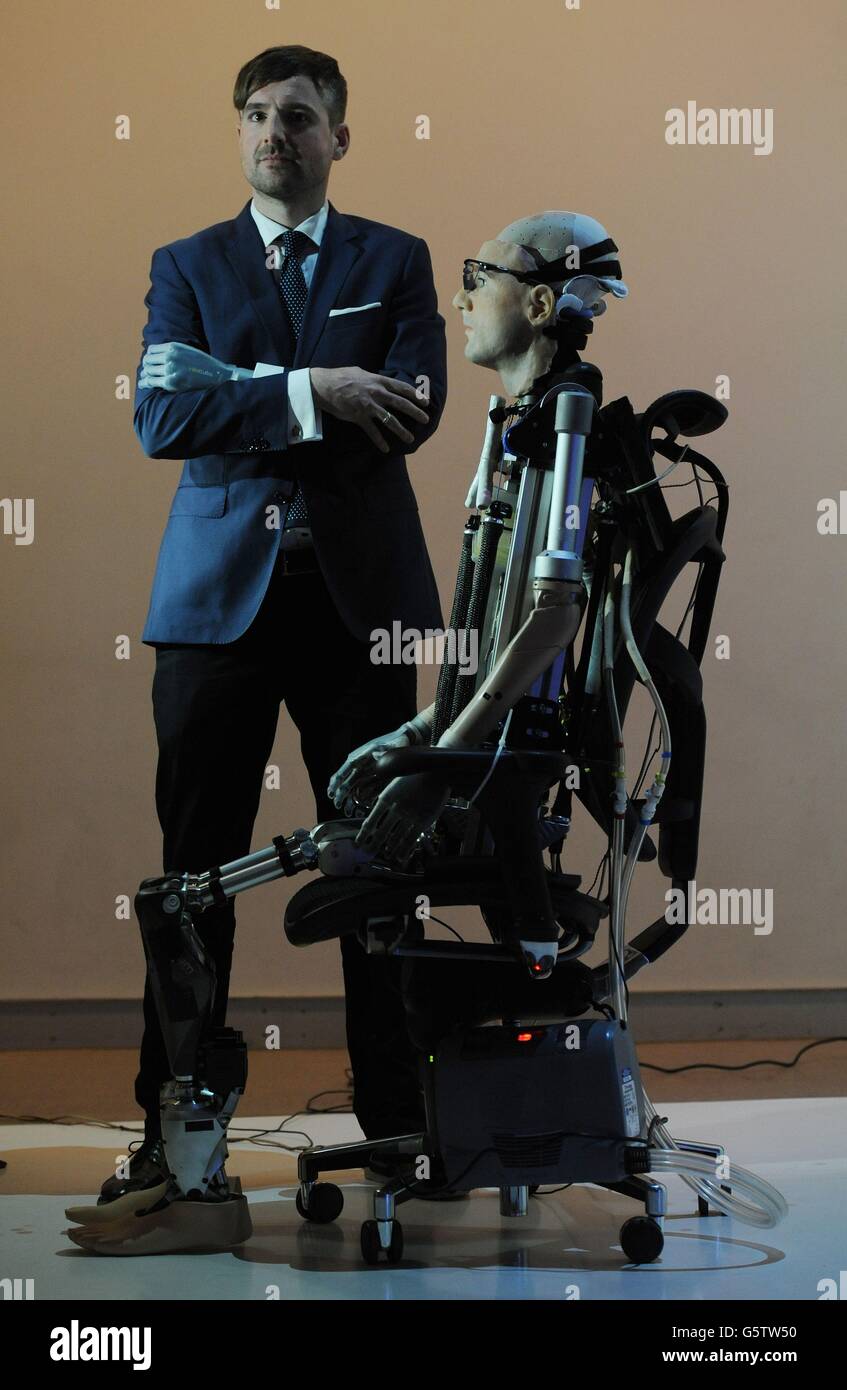 Bertolt Meyer betrachtet einen 'bionischen Mann', der sich im Science Museum in London modelliert hat. Stockfoto