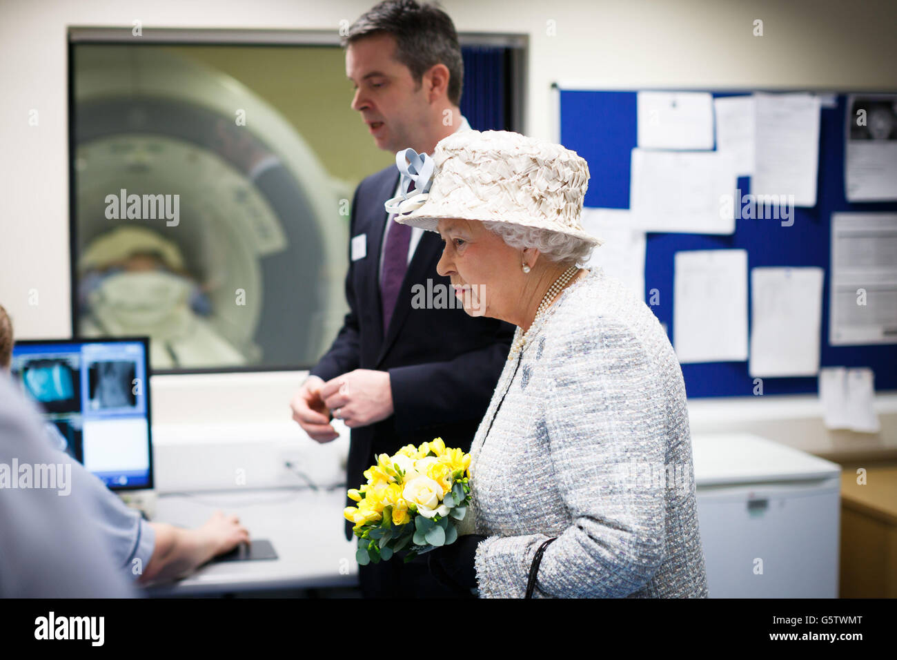 Königin Elizabeth II. Geht mit Dr. Dan Rose in den MRT-Kontrollraum des Queen Elizabeth Hospital, in King's Lynn, Norfolk, wo die Queen offiziell die neue &ACIRC;£3 Millionen MRT-Einheit des Krankenhauses eröffnete. Stockfoto