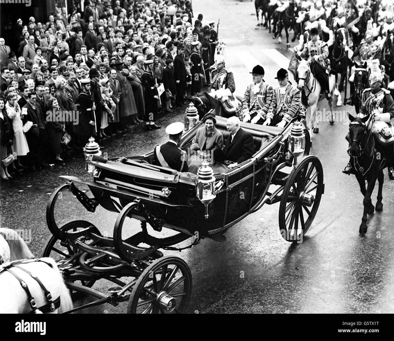 Professor Theodor Heuss, 74-jähriger Präsident der Bundesrepublik Deutschland, mit der Königin und dem Herzog von Edinburgh in der offenen Kutsche auf dem Weg zum Buckingham Palace von der Victoria Station. Stockfoto