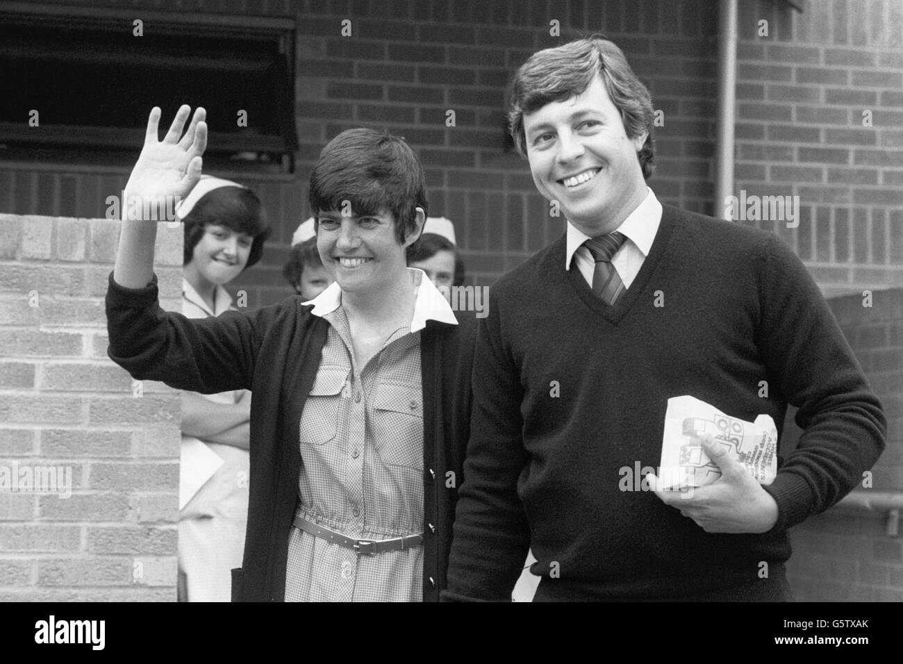 Brenda Barber, 37, aus Lewisham, verlässt das Papworth Hospital in Cambridge nach einer Herz- und Lungentransplantation mit ihrem Mann Stephen. Barbara ist die erste Patientin in Papworth, die die Operation durchgeführt hat. Stockfoto