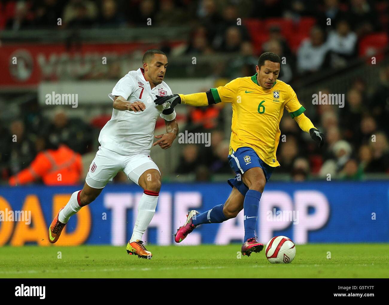 Fußball - International freundlich - England gegen Brasilien - Wembley Stadium. Der englische Theo Walcott (links) und der brasilianische Adriano (rechts) kämpfen um den Ball Stockfoto