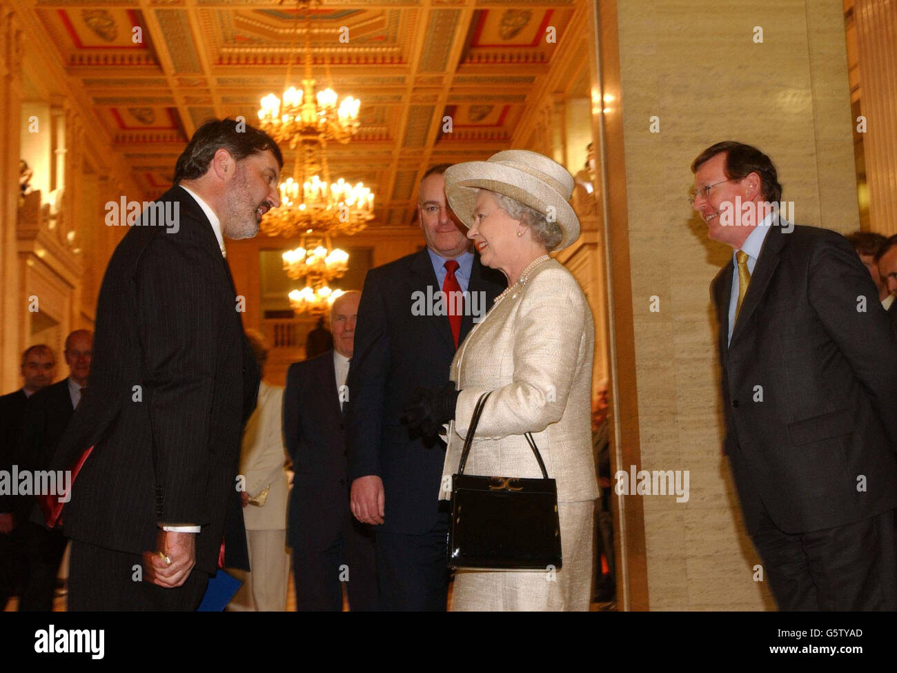 Der Sprecher des Hauses, Lord Alderdice (links), plaudert mit der britischen Königin Elizabeth II. Nach ihrer Sprechstunde in den Parlamentsgebäuden von Stormont in Belfast, Nordirland. * Blick auf, von links, stellvertretender erster Minister Mark Durkan MLA und erster Minister David Trimble MLA. Stockfoto