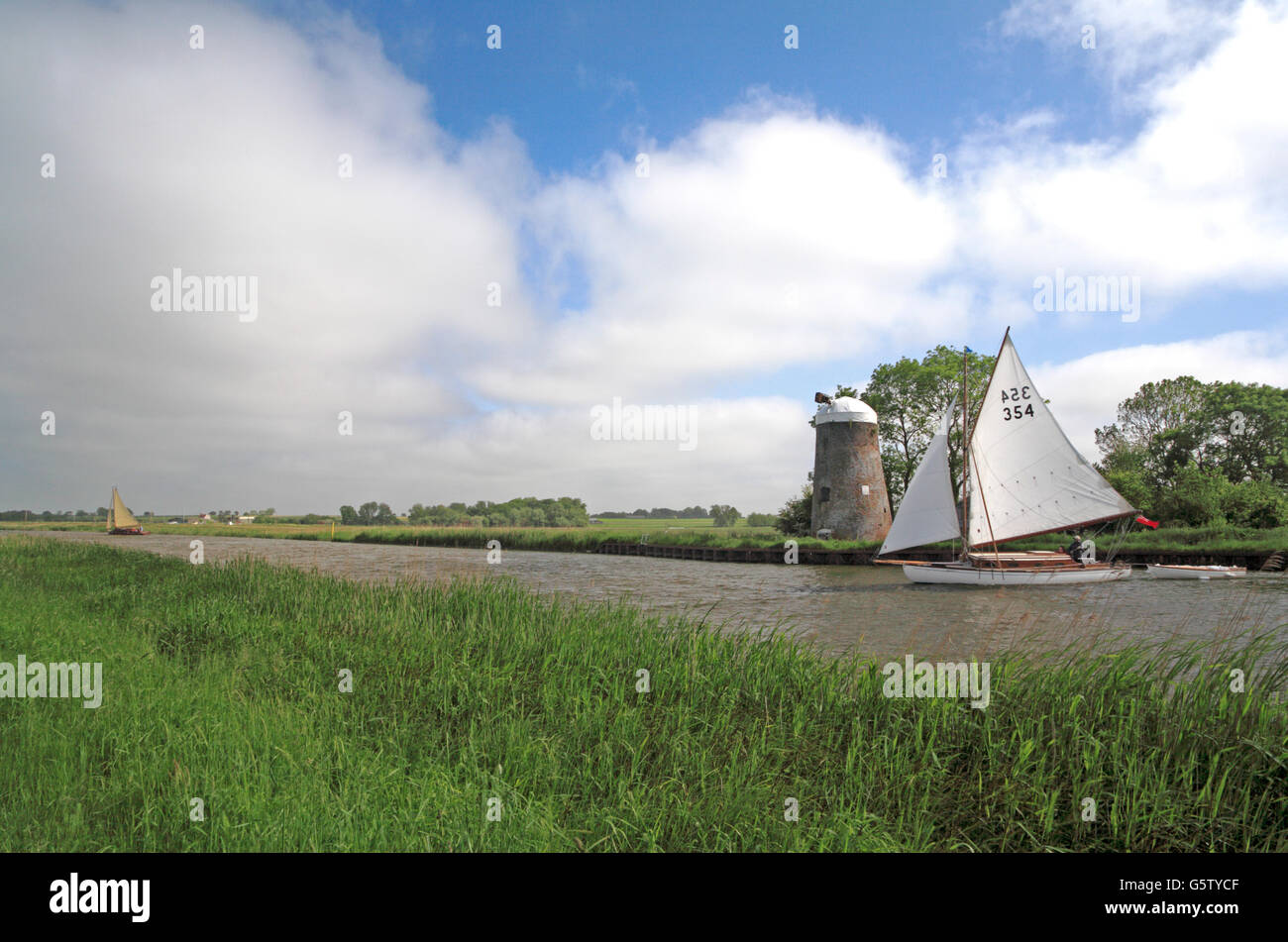 Eine Yacht Heften auf dem Fluss Bure von Oby Mühle in der Nähe von Upton, Norfolk, England, Vereinigtes Königreich. Stockfoto
