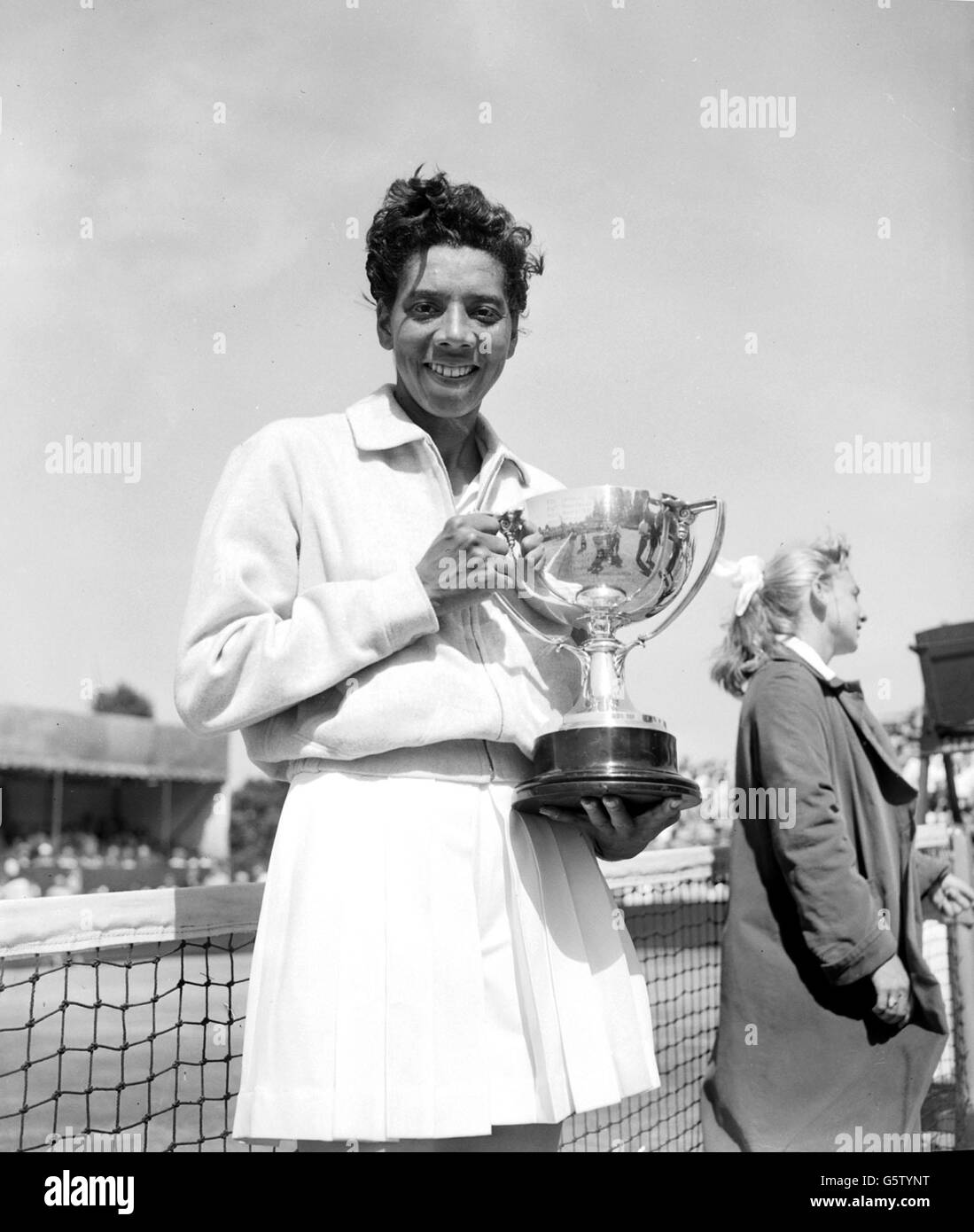 Althea Gibson, die in Wimbledon als Liebling der Frauen gilt, wird mit der Trophäe bebildert, nachdem sie ihre Landsfrau Darlene Hard 6-3 3-6 6-4 im Finale der Kent All-Comers Championship in Beckenham besiegt hat. Stockfoto