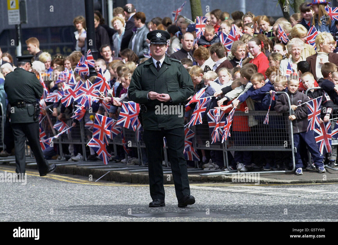 Jubelnde Menschenmassen säumen die Straße vor der St Anne's Church of Ireland Cathedral in Belfast und warten darauf, dass die Königin und der Herzog von Edinburgh zu ihrem ersten Engagement am letzten Tag ihrer Jubiläumstour durch Nordirland kommen. *....die führenden Politiker Nordirlands, der erste Minister David Trimble, der stellvertretende erste Minister Mark Durkan, die Minister von Stormont und die Mitglieder der Versammlung gehörten zu den speziell eingeladenen Gemeinden, von denen viele von den vier Hauptkirchen ernannt wurden. Stockfoto