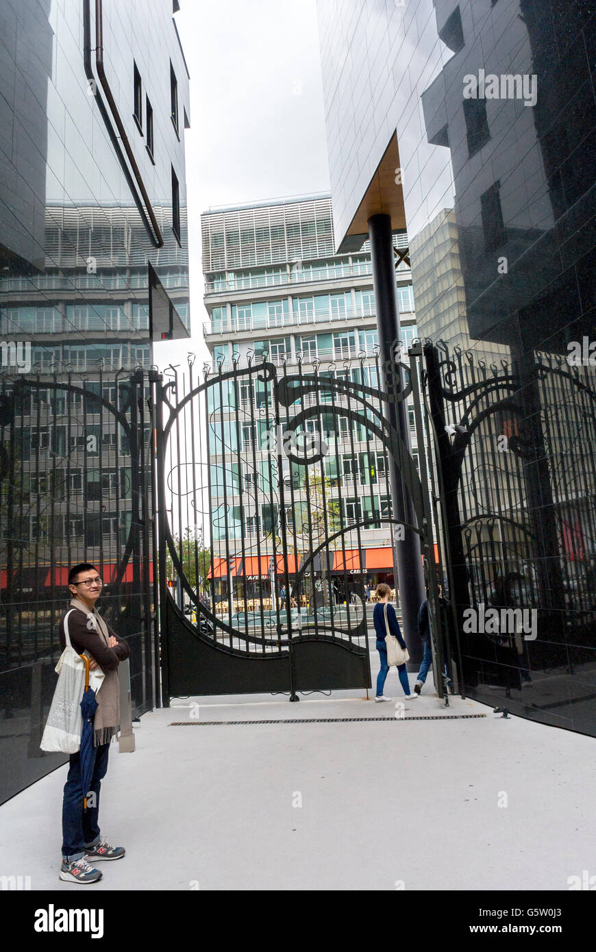 Paris, Frankreich, Menschen besuchen neue moderne Architektur-Projekt, Nachbarschaft in "Paris Rive Gauche", wohnen im Quartier Massena (Credit Architekt: Christian de Portzamparc) chinesische Mann stehen außerhalb von Tor Stockfoto