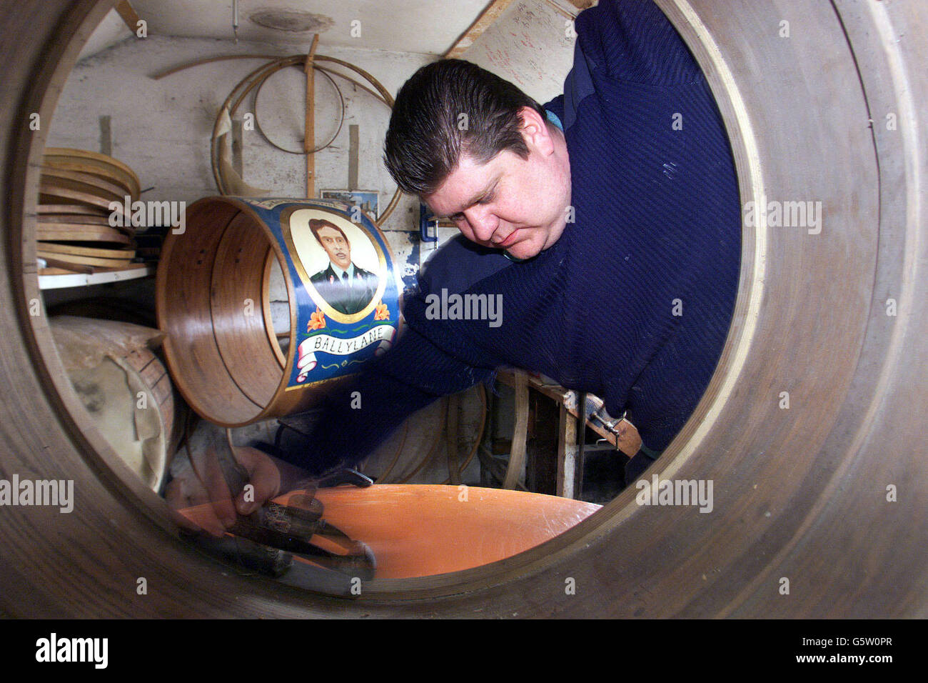 Richard Sterrit von Markethill in Co Armagh spannt das Seil auf einer traditionellen Lambeg Drum - ein in Irland einzigartiges Instrument, das sich aus dem 18. Jahrhundert "Long Drum" entwickelte. Der Rahmen ist aus Eiche und ist bemalt und dekoriert und der Schlagkopf ist aus Ziegenleder gefertigt. * Herr Sterrit macht die Trommeln in einer Werkstatt in seinem Haus in Co Armagh, und mit der traditionellen Marschsaison bald beginnen in Ulster, die Lambeg Trommel wird in der Provinz bei Wettbewerben und Paraden zu hören. Stockfoto