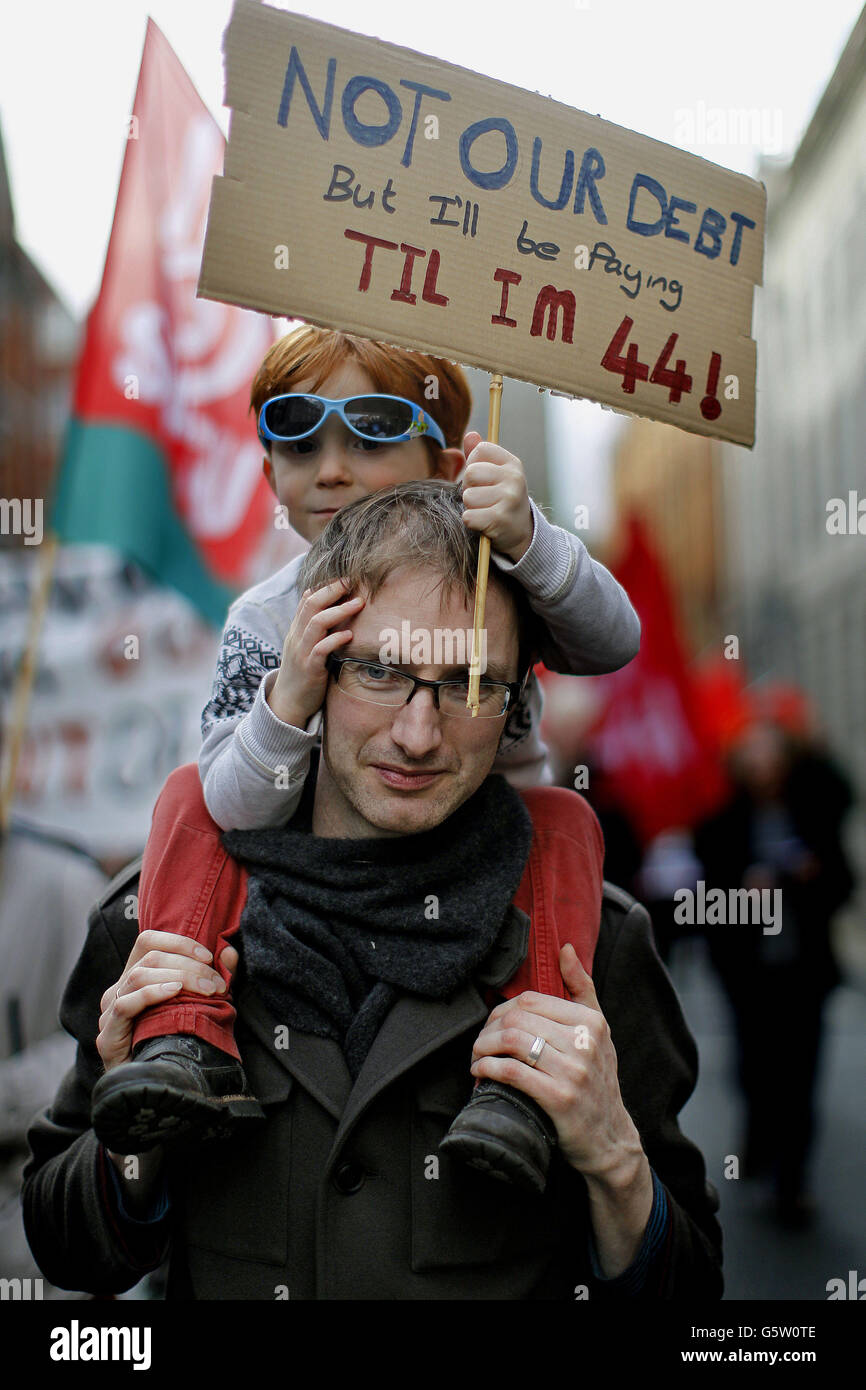 Oisin Coughlan und sein Sohn Patrick, vier Jahre alt, kommen zusammen mit Gewerkschaftern, die im Rahmen der Kundgebung des irischen Gewerkschaftskongresses gegen die durch die Bankenkrise hervorgerissene Ausgabenkürzung protestieren. Stockfoto