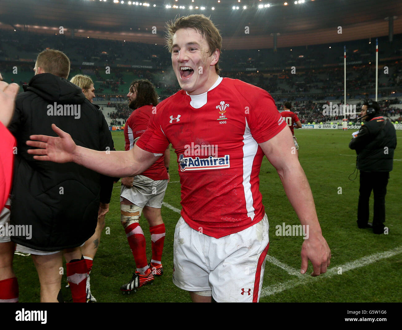 Jonathan Davies feiert Wales-Sieg über Frankreich nach dem RBS 6 Nations-Spiel im Stade de France. Stockfoto