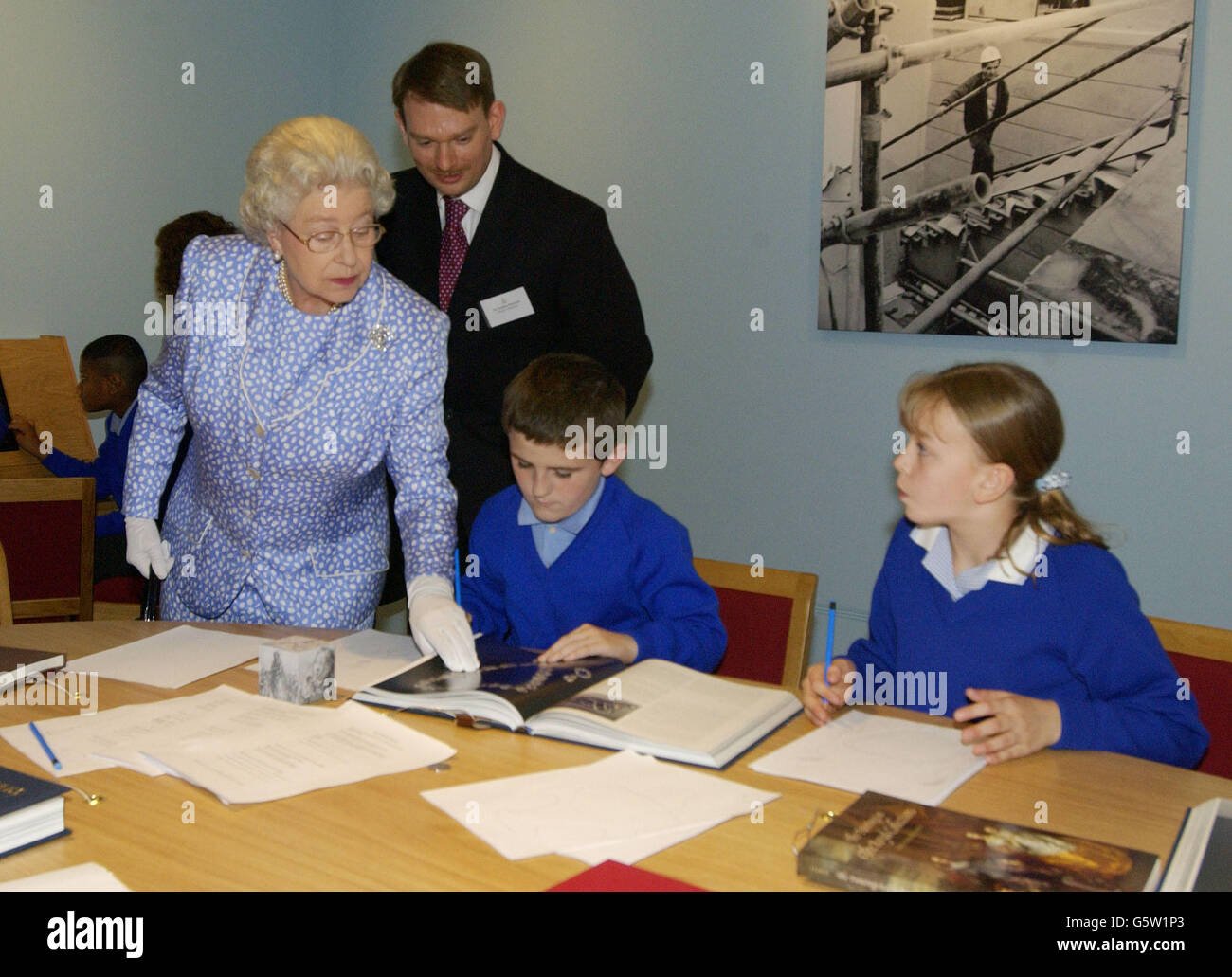 Queen Elizabeth II. Spricht mit Schülern der römisch-katholischen Grundschule von Saint Edward, Westminster, im Education Room der neu erweiterten Queen's Gallery, Buckingham Palace, London. Stockfoto