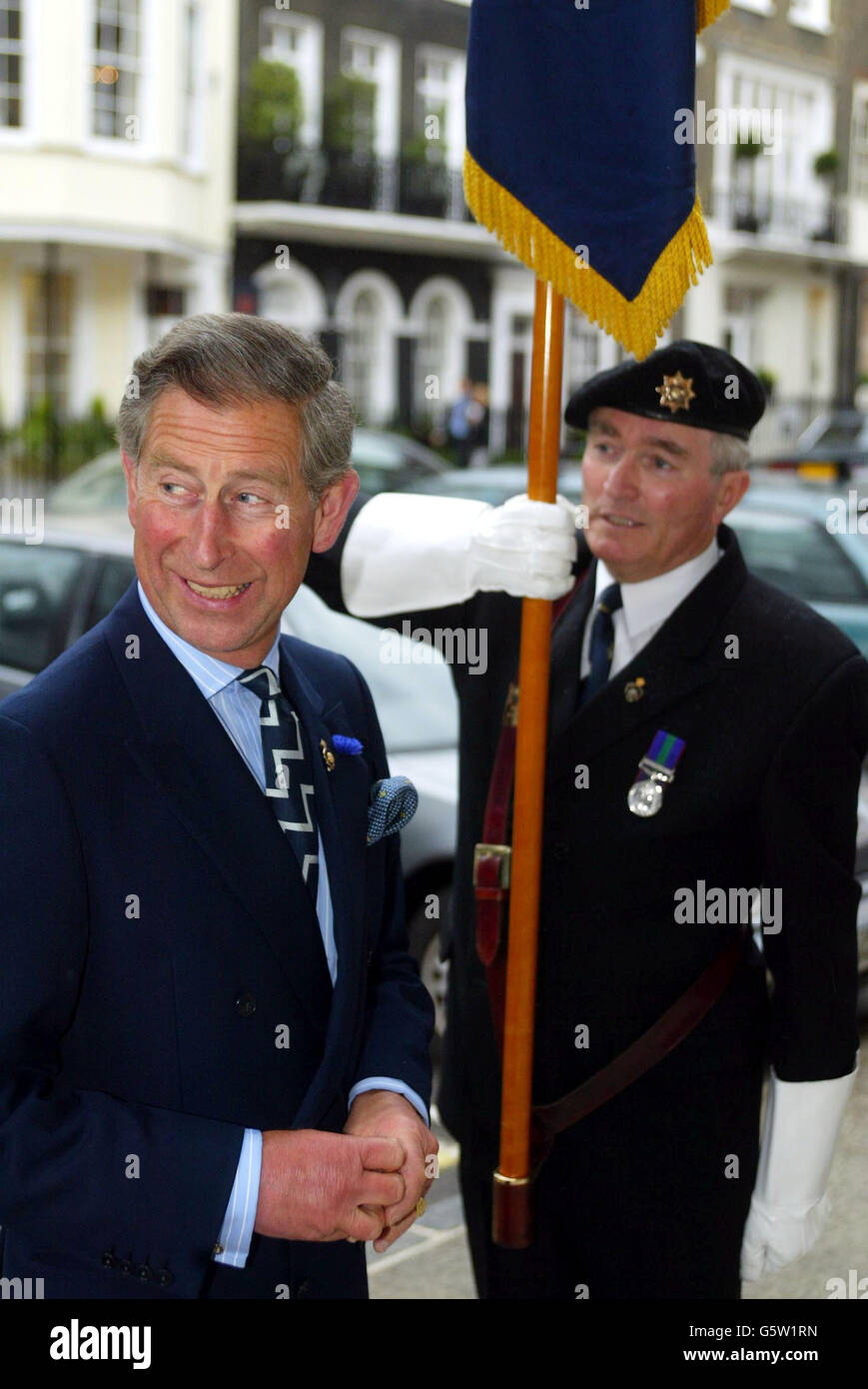 Der Prinz von Wales kommt, als der britische Legion-Standardträger Don Doncaster von den Grenadier Guards (rechts) aufwacht, im Spencer House im Zentrum von London an. Der Empfang für die Royal British Legion fand anlässlich des Goldenen Jubiläums der Königin statt. * ... Charles war mit langjährigen Spendern und Unterstützern der Wohltätigkeitsorganisation für Ex-Service-Menschen und ihre Angehörigen zu treffen. Stockfoto