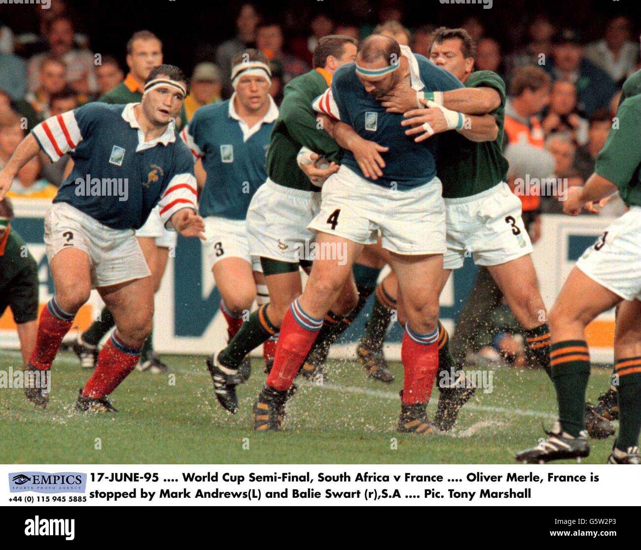 Rugby Union World Cup 1995 -S.A / Frankreich. Oliver Merle, Frankreich, wird von Mark Andrews (L) und Balie Swart (r), S.A gestoppt Stockfoto