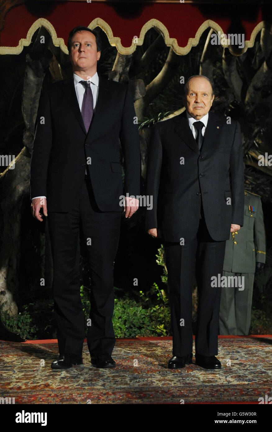 Premierminister David Cameron trifft den algerischen Präsidenten Abdelaziz Bouteflika (rechts) im Präsidentenpalast in Algier, Algerien. Stockfoto