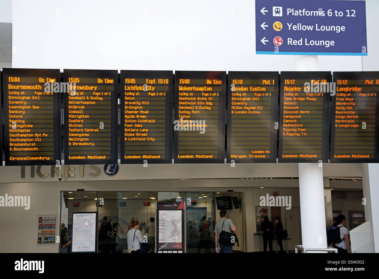 Anzeigetafeln in New Street Railway Station, Birmingham, England, Vereinigtes Königreich, West-Europa zu trainieren. Stockfoto