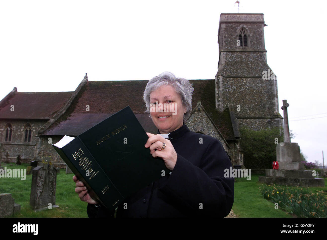 Rev Sharon Swain liest Bibel Stockfoto