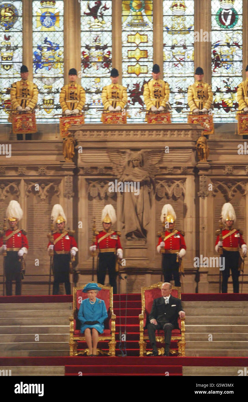 Die britische Königin Eizabeth II. Nimmt ihren Sitz in der Westminster Hall in London ein, bevor sie sich an beide Houses of Parliament wendet. Stockfoto