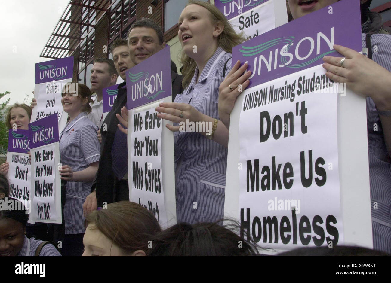 Dave Prentis (5. Von links), der Generalsekretär von UNISON (der Gewerkschaft des öffentlichen Dienstes) mit Krankenschwestern im Wohnbüro des Tower Hamlets Borough Council in Mile End, East London, heute Morgen. * die Krankenschwestern protestierten gegen die Pläne, sie aus ihrem Haus in Mile End zu vertreiben, wo bis zu 199 medizinische Mitarbeiter in erschwinglichen, sicheren und bequemen Unterkünften auf dem Gelände des Krankenhauses leben. Die Gewerkschaft befürchtet, dass Krankenschwestern mit dem geltenden Räumungsplan nicht in der Lage sein werden, in der Gegend zu leben, in der sie arbeiten, und sie aus ihren Häusern und Arbeitsplätzen zwingen werden. Stockfoto