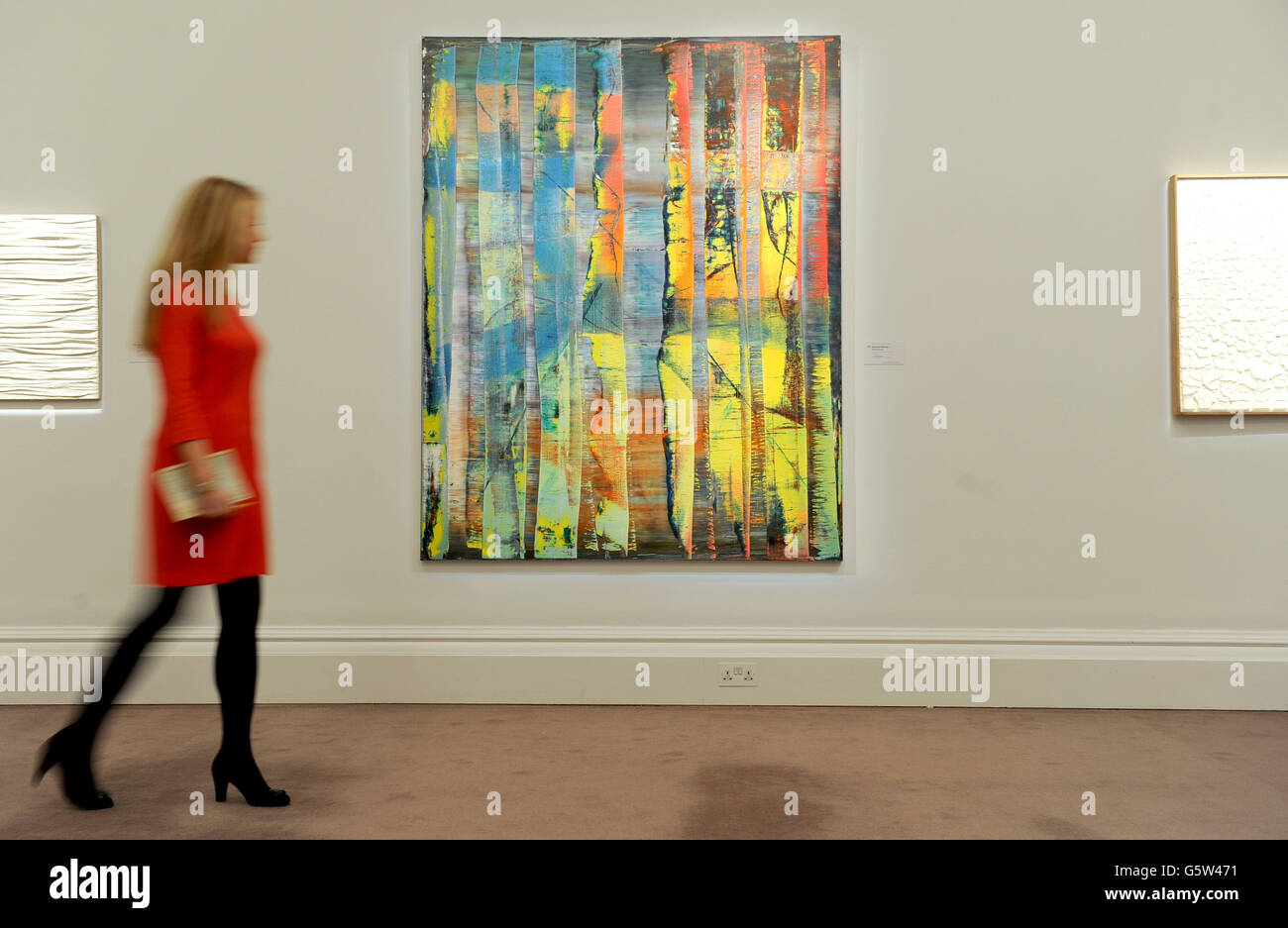 Eine Frau überreicht Gerhard Richters abstraktes Bild, während Sotheby's im Februar seine bevorstehenden Verkäufe von Impressionist & Modern Art und Contemporary Art bei Sotheby's, London vorstellt. Stockfoto