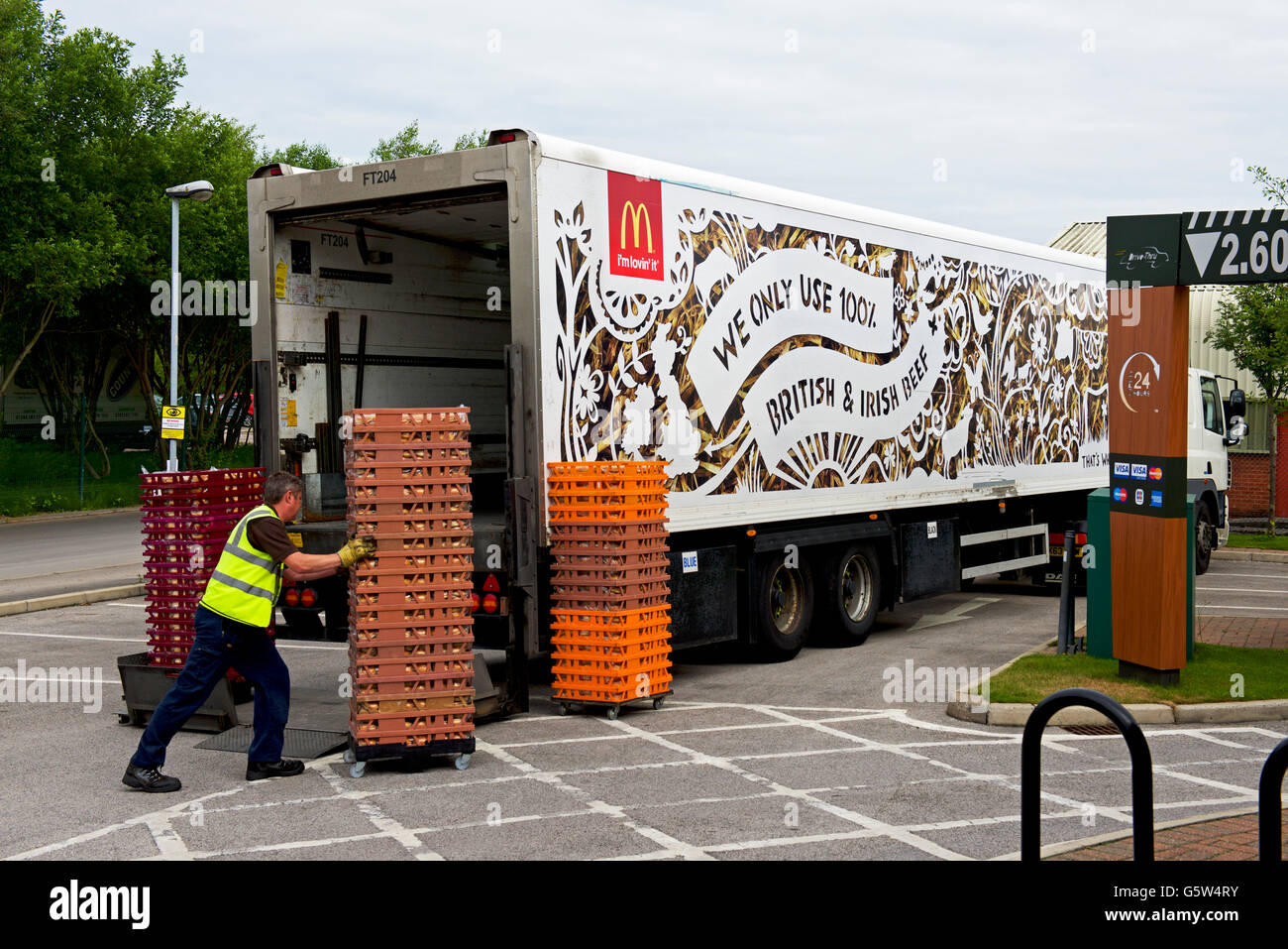Mann, die Lieferung an eine Filiale von McDonalds, England UK Stockfoto