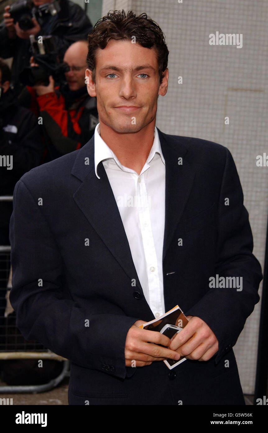 Der Schauspieler Dean Gaffney von EastEnders kommt aus dem 'Publikum mit Lulu' in die LWT Studios im Zentrum von London. 26/11/02: EastEnders-Star Dean Gaffney (links), der die BBC1-Show nach 11 Jahren auf dem Albert Square verlässt. Laut den Chefs von EastEnders hat Gaffneys Charakter, der unglückliche Roadsweeper Robbie Jackson, das Ende seines natürlichen Kurses erreicht, aber die Tür wird für Gaffney offen bleiben. Ein BBC-Sprecher weigerte sich gestern Abend, zu Spekulationen Stellung zu nehmen, dass Gaffneys Abflug nach einer Reihe von Storylines erfolgte. Der Sprecher sagte, dass die Entscheidung auf Gegenseitigkeit beruht und nach einer Entscheidung getroffen wurde, die eine Beteiligung an der Entscheidung einschließt Stockfoto