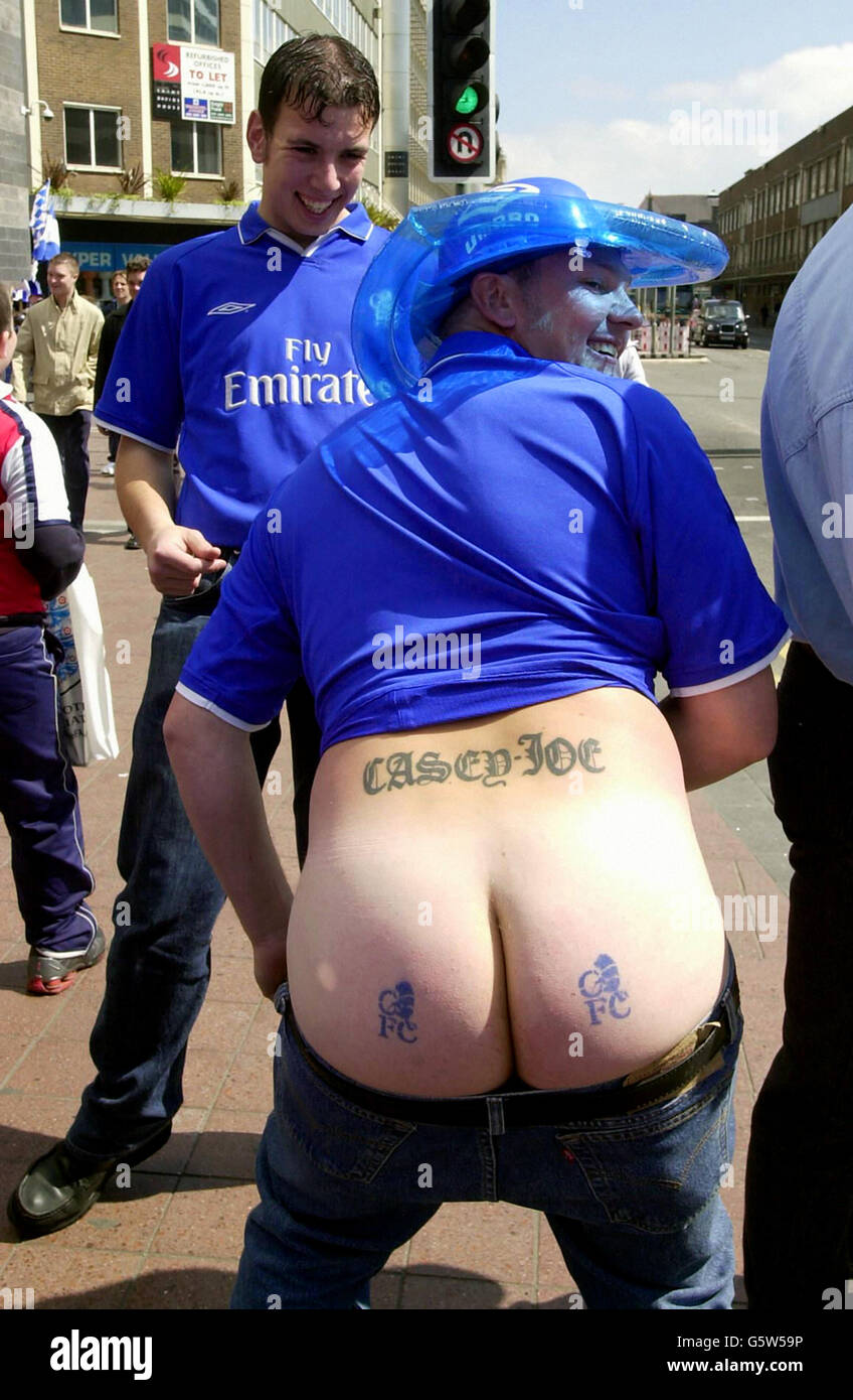 Ein Chelsea-Fan hat Spaß, dem Fotografen vor dem Stadion vor dem FA Cup-Finale im Millennium Stadium seine Tatoo zu zeigen. Stockfoto