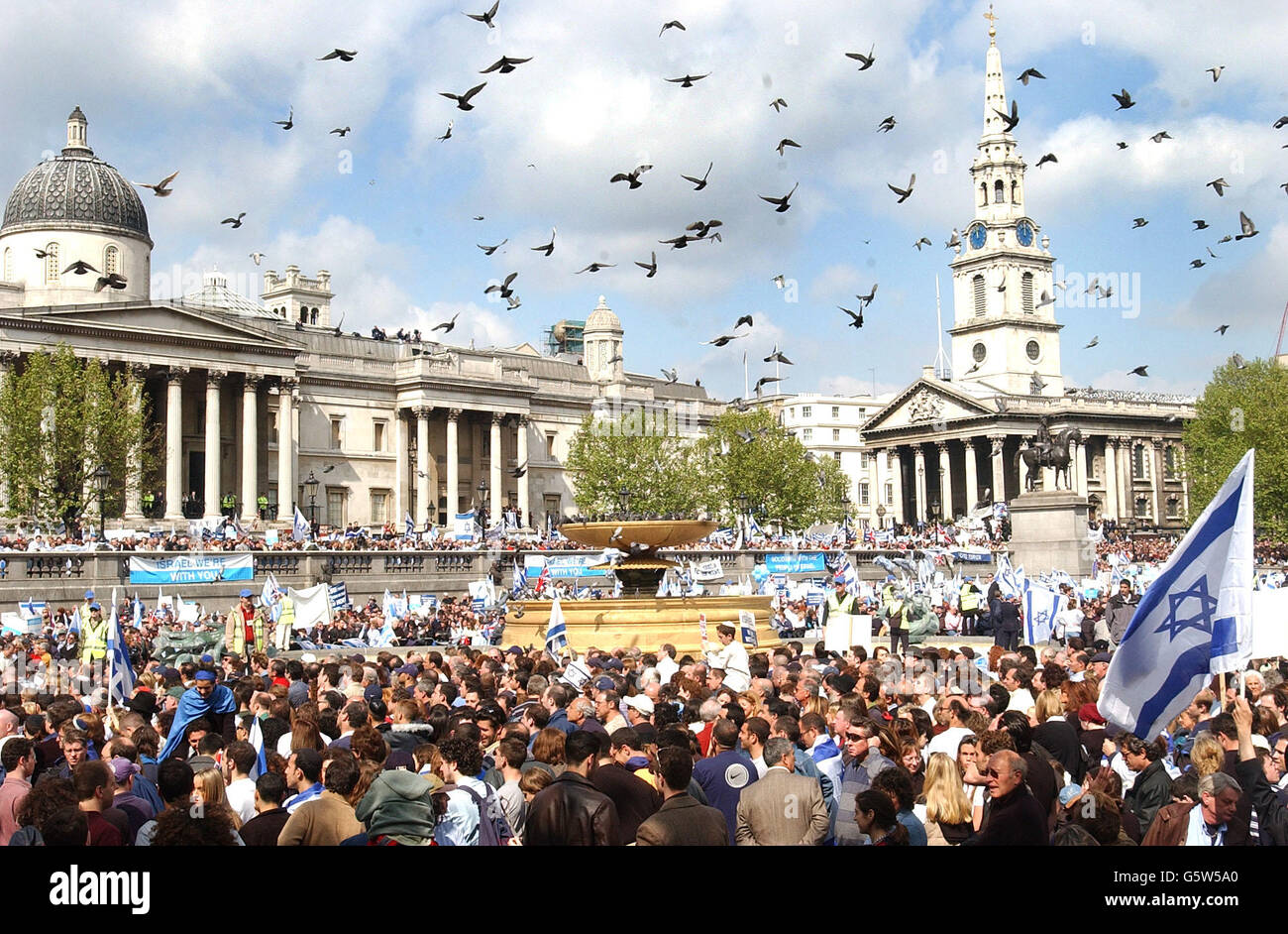 Tausende drängen sich auf den Trafalgar Square im Zentrum von London für eine pro-israelische Kundgebung. Stockfoto