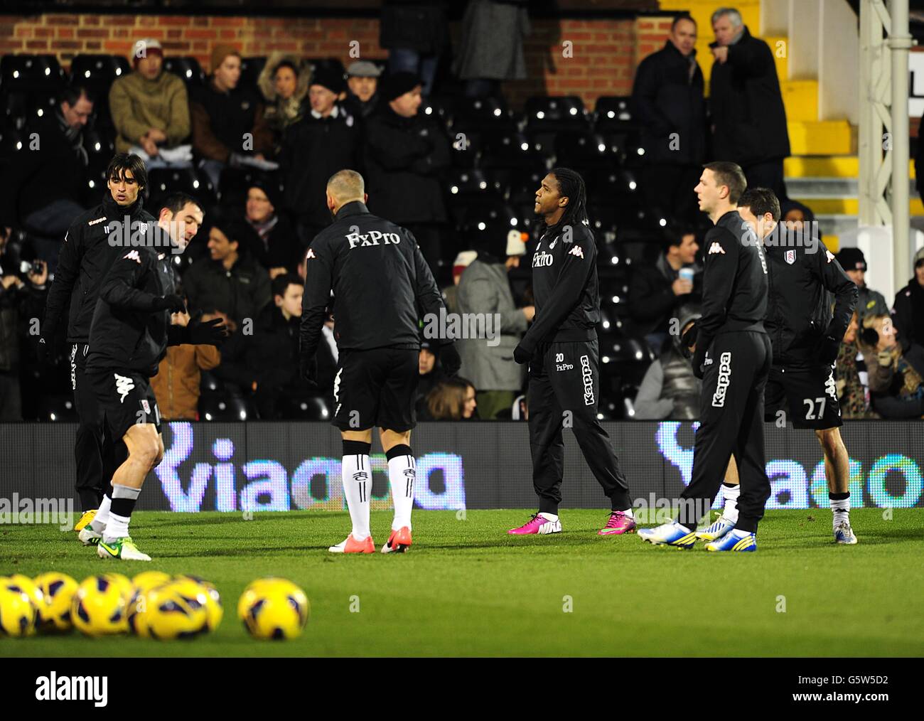 Fußball - Barclays Premier League - Fulham gegen Manchester United - Craven Cottage. Fulham-Spieler wärmen sich vor dem Spiel in einer Gruppe auf Stockfoto