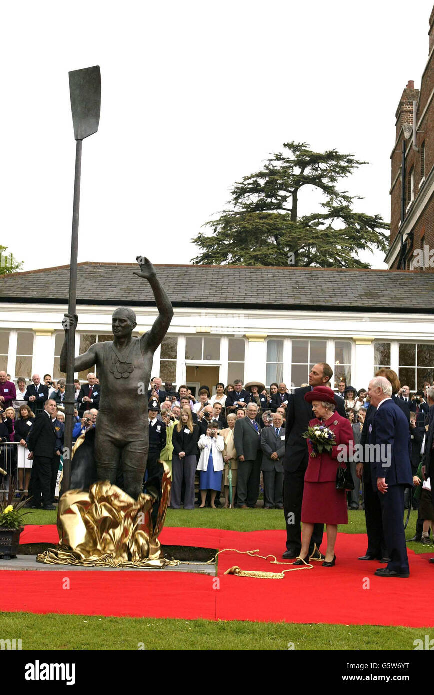 Königin Elizabeth II. Enthüllt heute während ihrer Golden Jubilee Tour eine Statue des olympischen Goldmedaillengewinners Sir Steven Redgrave in Marlow, Buckinghamshire. Stockfoto