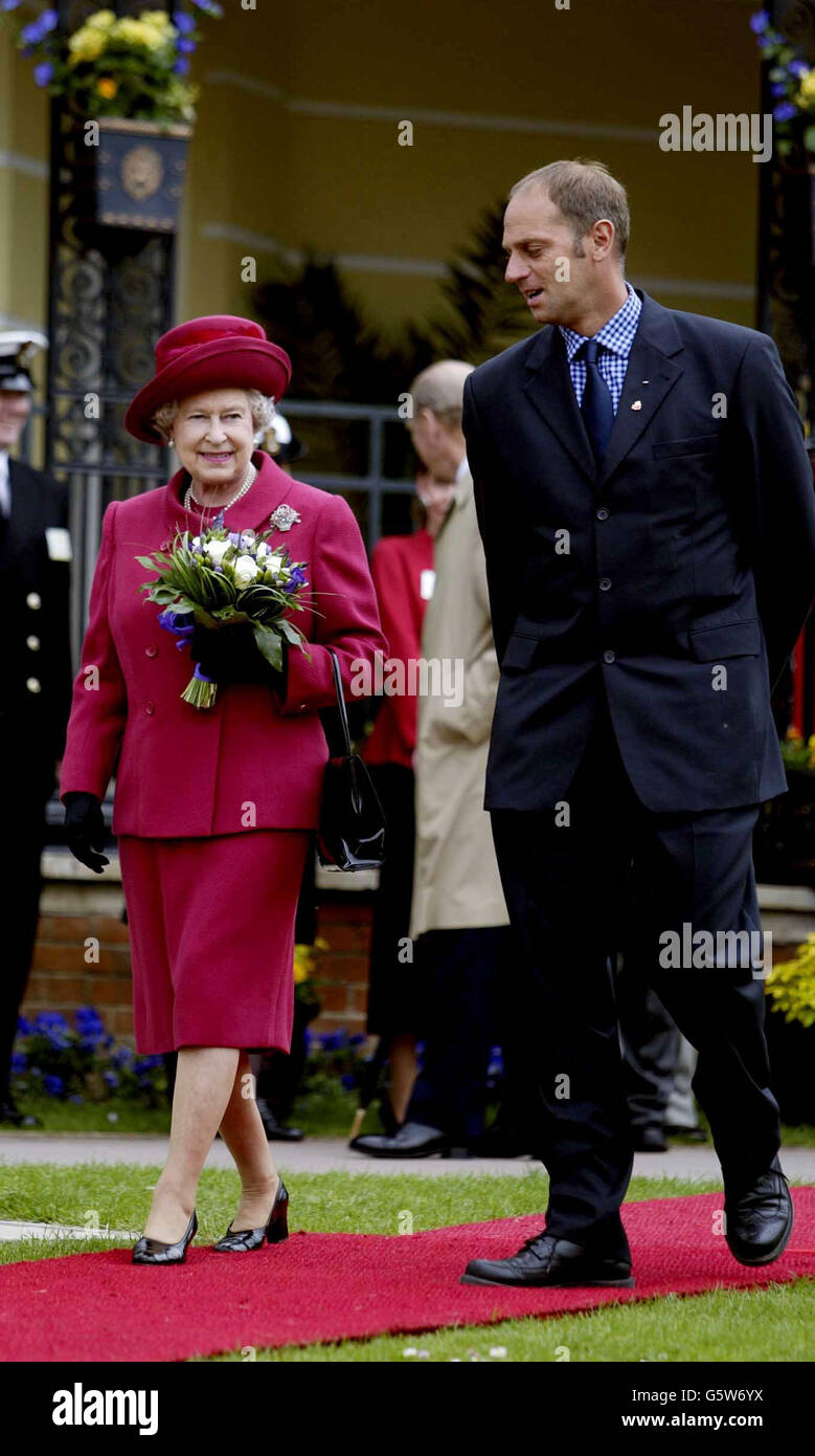 Queen Elizabeth II schlendert mit Steve Redgrave während ihres Besuchs in Marlow, Buckinghamshire, im Rahmen ihrer Golden Jubilee Tour. Stockfoto